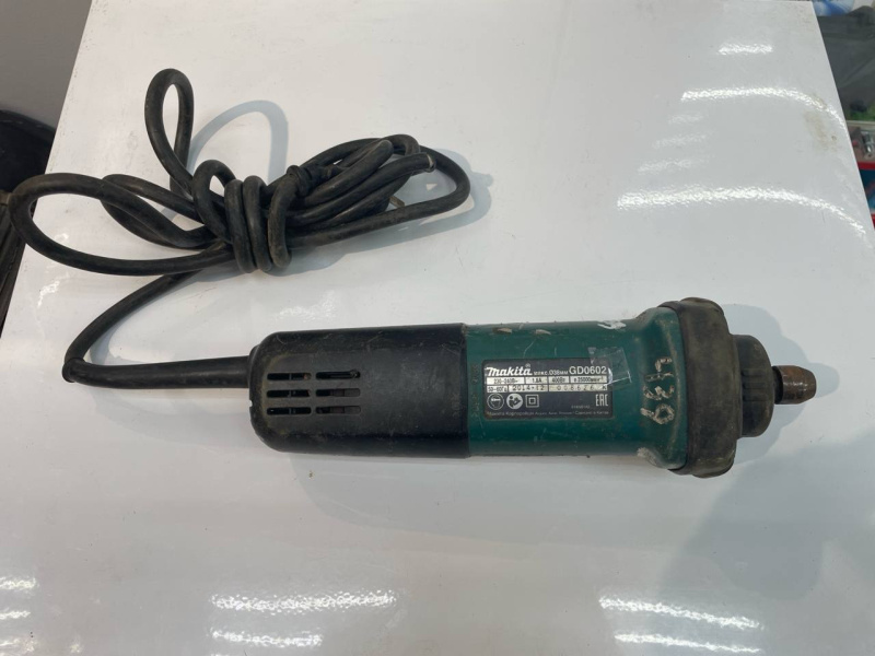 Гравер Makita GD0602