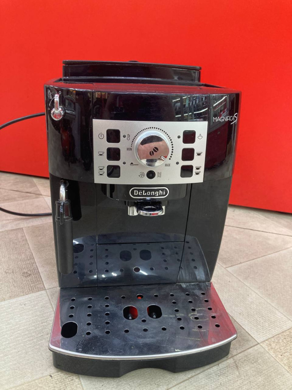 Кофемашина Delonghi magnifica s