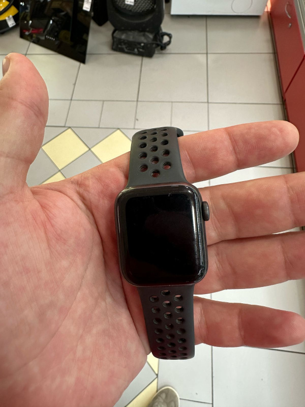 Часы смарт Apple SE